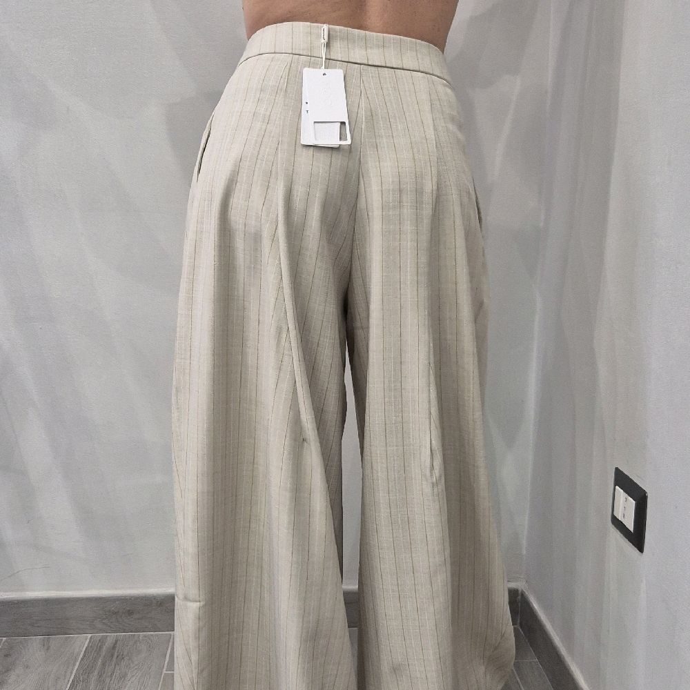 Pantaloni donna a palazzo beige chiaro gessati, taglio ampio, stile elegante, su gruccia