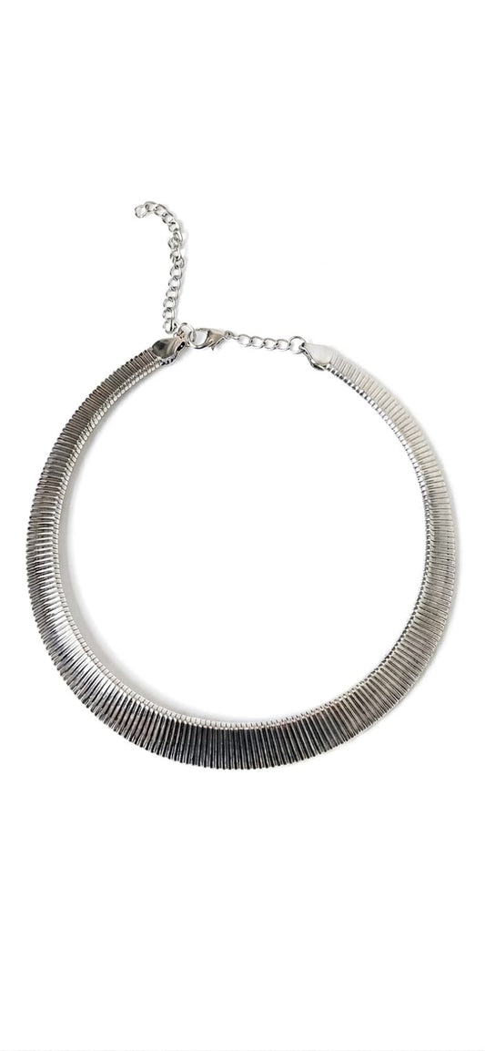 Collier a filo disponibile in oro e argento