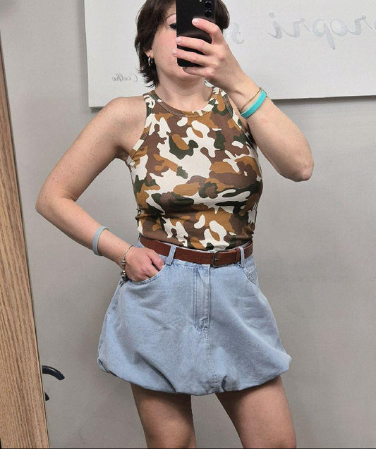 Top donna smanicato camouflage con gonna corta in denim chiaro, look casual moda estate