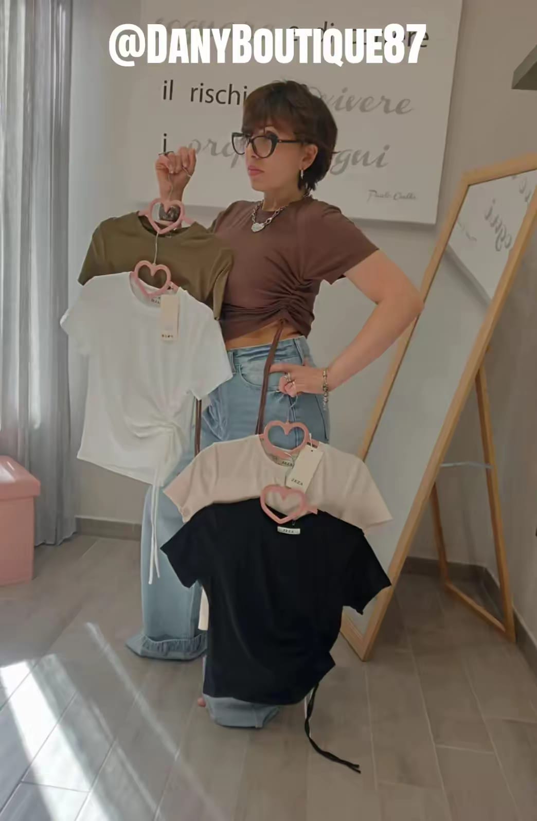 Ragazza con magliette da donna a manica corta in diversi colori, stile casual trendy.