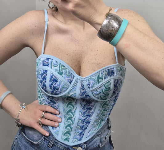 Top bustier donna ricamato azzurro e verde con spalline sottili, indossato con jeans