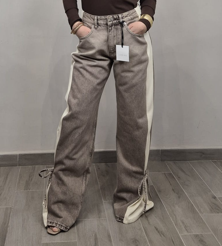 Jeans donna larghi grigio chiaro con dettagli bianchi a contrasto e coulisse alle caviglie