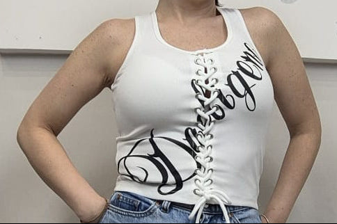 Top donna bianco con scritta decorativa e dettaglio incrociato sul davanti, abbigliamento moda