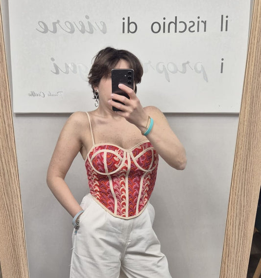 Donna con corpetto fantasia rosso e pantaloni bianchi, moda donna trendy