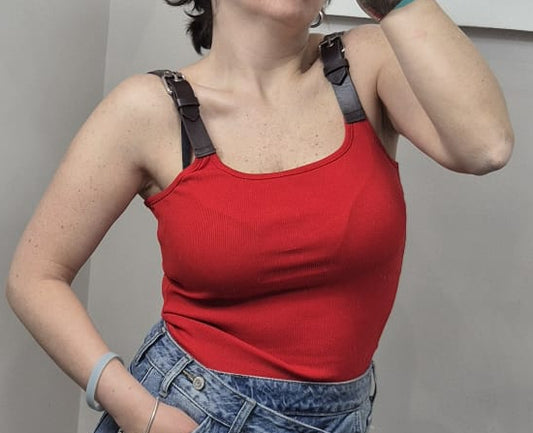 Top donna rosso con spalline nere regolabili, abbinato a jeans a vita alta