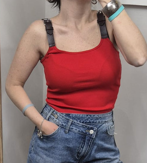 Top rosso con spalline larghe nere e jeans vita alta, moda donna casual