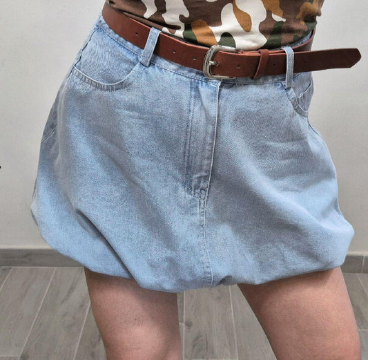Minigonna di jeans chiaro con cintura in pelle marrone, stile casual donna